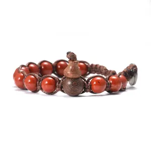 Bracelet de perles en agate rouge naturelle avec pendentif gourde en bois vue détaillée macro