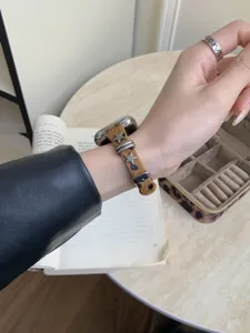 Cinturino leopardato in pelo di vitello con stelle per Apple Watch, accessorio molto chic.