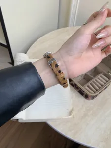 Cinturino per orologio in pelo di vitello leopardato con dettaglio stella, accessorio fine.