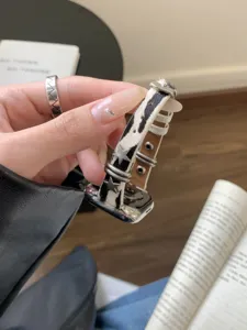 Cinturino sottile in pelo di cavallo zebrato con borchie a stella per Apple Watch.