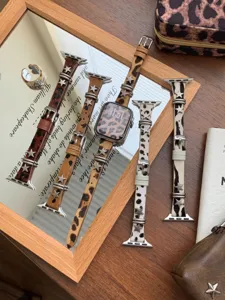 Cinturino per orologio leopardato in pelo di vitello con dettagli di stelle per Apple Watch 10 detail new