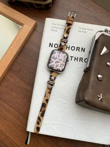 Cinturino per orologio in pelo di vitello leopardato con stelle metalliche chic.