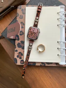 Vista dettagliata del cinturino per orologio in cavallino leopardato con borchie a stella.