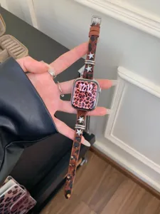 Cinturino per orologio leopardato in pelo di vitello con stelle compatibile Apple Watch.
