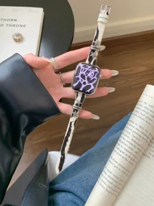 Dettaglio cinturino di ricambio, stampa mucca con stelle in metallo per smartwatch, chic.