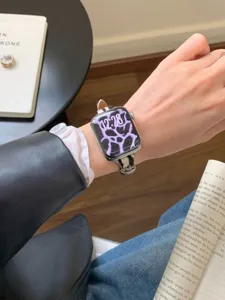 Cinturino per orologio sottile in pelo di mucca leopardato con ciondolo a stella chic.