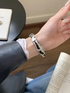 Dettaglio cinturino orologio zebra in pelo di vitello sottile con fibbia stella per Apple Watch 10.