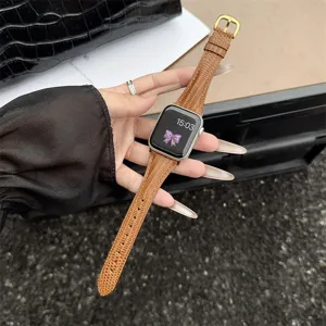 Nahaufnahme des braunen Eidechsenmuster Echtleder-Uhrenarmbands mit goldener Schließe.
