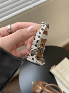 Cinturino per orologio in pelo di mucca maculato con borchie a stella per Apple Watch