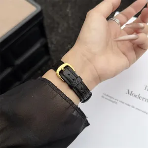 Detailansicht des schwarzen Eidechsenmuster Echtlederarmbands mit goldener Schließe.