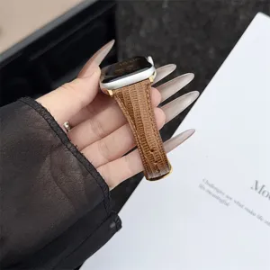 Detailansicht des braunen Eidechsenmuster Echtleder-Uhrenarmbands kompatibel mit Smartwatch.