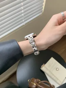 Cinturino sottile in cavallino stampa leopardata con stelle in metallo per Apple Watch.