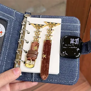 Gros plan détaillé du bracelet de montre étoile en peluche velours marron sur fond en denim.