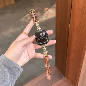 Gros plan détaillé du bracelet Apple Watch en peluche marron avec des étoiles dorées.
