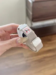 Gedetailleerd overzicht van de geweven nylon magnetische horlogeband met schattige patch en gesp.
