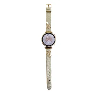 Vista detallada de la correa de reloj brillante para mujer con lazo de metal y perla.