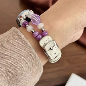 Vista dettagliata del cinturino per smartwatch in vera pelle con perle di cristallo viola.