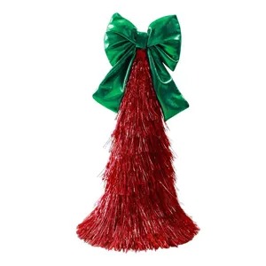 Weihnachtsbaum Lametta Turm rot mit gruener Schleife Deko fuer festliche Tischdekoration