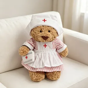 Süßer Plüsch Teddybär in niedlicher Krankenschwester Uniform mit Mütze, Detailansicht.