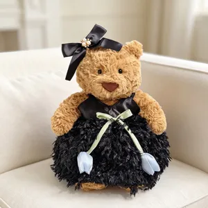 Süßer brauner Plüschbär in elegantem schwarzem Kleid mit Perlen Schleife, tolle Deko.