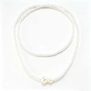 Elegante collana lunga di perle bianche a doppio strato con grandi perle asimmetriche.