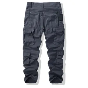 Vista dettagliata di pantaloni cargo da uomo grigio scuro con tasche multiple e tessuto robusto.