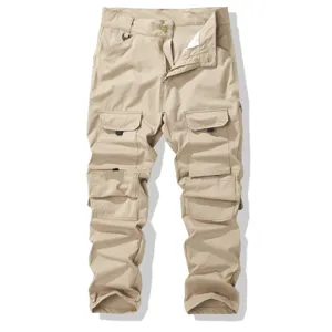 Vista dettagliata dei pantaloni cargo tattici da uomo cachi con tasche multiple e tessuto resistente.