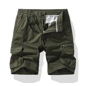 Primo piano dei dettagli di pantaloncini cargo elasticizzati da uomo con tasche e coulisse.