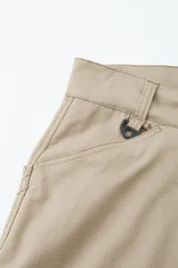 Dettaglio tasca pantaloni cargo uomo, pantaloni tattici kaki con passante per cintura e anello D.