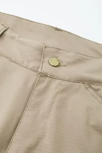 Vista dettagliata della cintura dei pantaloni cargo da uomo, tessuto ripstop kaki.