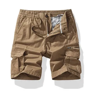 Vista dettagliata di pantaloncini cargo kaki da uomo con tasche multiple ed elastico.