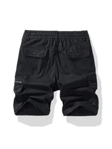 Pantaloncini cargo casual da uomo neri con tasche multiple ed elastico in vita.