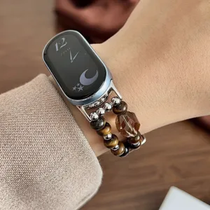 Dettaglio cinturino di ricambio in perle di cristallo per fitness tracker, design elegante.