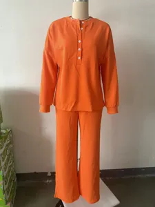 Dettaglio completo tuta loungewear waffle arancione, top a maniche lunghe e pantaloni.