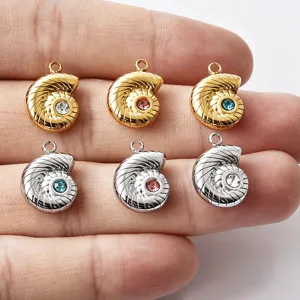 Gros plan détaillé des pendentifs coquillage en acier inoxydable pour bijoux DIY.