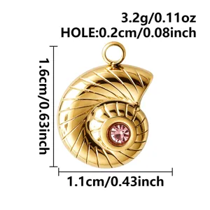 Détail du pendentif coquillage doré avec cristal rose, idéal pour la création de bijoux.