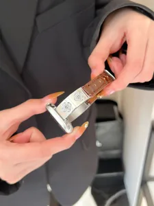 Ersatz Lederarmband für Apple Watch mit Strass Kleeblatt Design stilvolles Zubehör