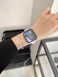 Metall Uhrenarmband kompatibel mit Apple Watch, mit Bambus- und Kleeblatt-Mustern.