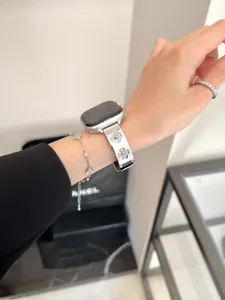 Kleeblatt Strass Metall Uhrenarmband Ersatz fur Apple Watch stilvolles Detailzubehor