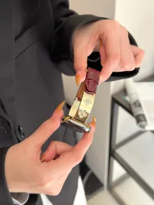 Luxus Kleeblatt Leder Uhrenarmband Detail für Apple Watch, elegantes burgunderfarbenes Bambusmuster.