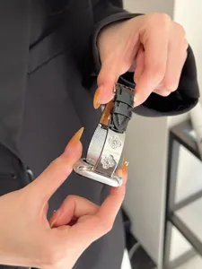 Ersatzarmband kompatibel mit Apple Watch mit Kristall-Kleeblatt-Charms und Lederarmband.