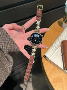 Détail de bracelet de montre en velours côtelé étoile perle, charmes en métal élégants.