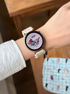 Vue détaillée du bracelet de montre de rechange en nylon tissé au poignet, doux et respirant.