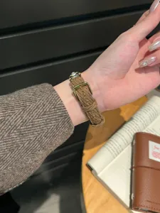Bracelet de montre en velours cotele perle vue detail pour Apple Watch, accessoire retro.