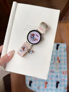 Vue détaillée du bracelet de montre en nylon tissé, avec motif de chiot mignon et charm tendance.