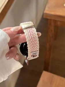 Bracelet de montre en nylon tissé détail montrant le motif texturé et la boucle métallique.