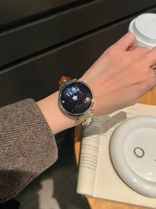 Vue détaillée du bracelet de montre tissé élégant avec des perles et des étoiles pour Apple Watch.