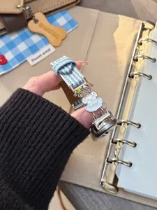 Blau-weiß gestreifter Jeans-Leder Smartwatch-Ersatzarmband mit niedlichem weißen Tier-Anhänger.