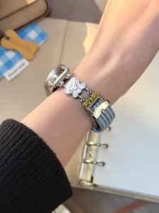 Ersatz-Uhrenarmband aus Jeansleder, Metallkette, weißem Bären-Anhänger und Welpen-Text.