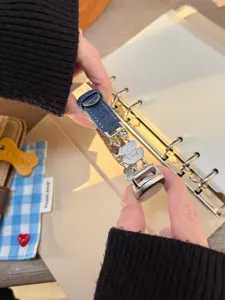 Denim Leder Smartwatch Armband Detail mit stilvollem Metall Anhanger fur Uhr Ersatz.